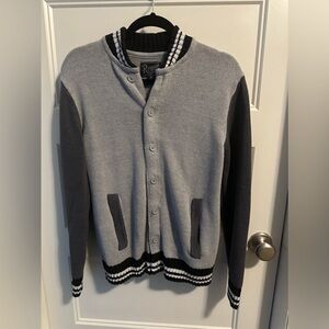 Medium Retrofit Sweater - Stylish & Cozy